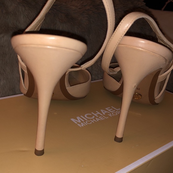 Michael Kors Eliza Leather Pumps - Picture 5 of 8